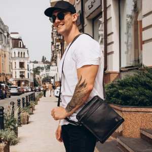 Мужская средняя кожаная черная сумка через плечо Royal Bag RB287891