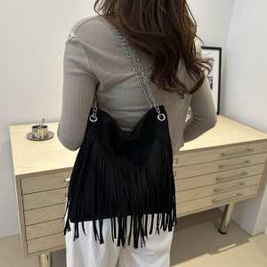 Замшевая сумочка на цепочке с бахромой Lilly P2-8206A