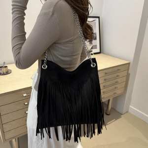 Замшевая сумочка на цепочке с бахромой Lilly P2-8206A