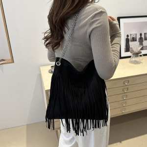 Замшевая сумочка на цепочке с бахромой Lilly P2-8206A