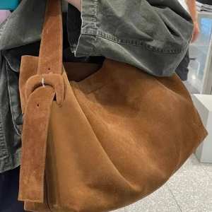 Замшевая вместительная сумка коричневого цвета Lilly P3-660C