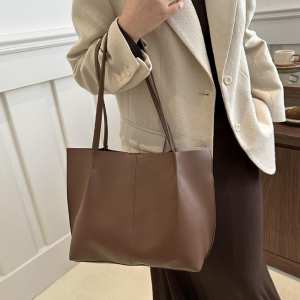 Вместительный шоппер из эко-кожи Lilly P2-1636DB