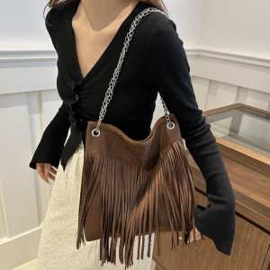 Замшевая сумочка на цепочке с бахромой Lilly P2-8206DB