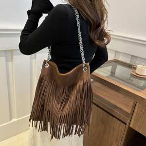 Замшевая сумочка на цепочке с бахромой Lilly P2-8206DB