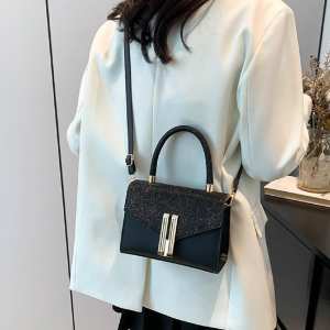 Жіноче кросбоді із золотистою фурнітурою Lilly P2-1701A