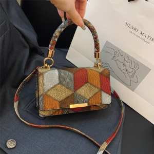 Кросбоді з еко-шкіри з геометричним малюнком Lilly P2-15119230R