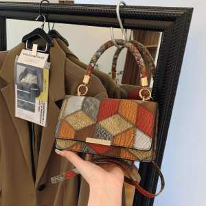 Кросбоді з еко-шкіри з геометричним малюнком Lilly P2-15119230R