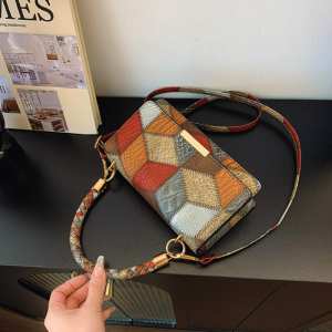 Кросбоді з еко-шкіри з геометричним малюнком Lilly P2-15119230R