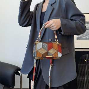 Кросбоді з еко-шкіри з геометричним малюнком Lilly P2-15119230R