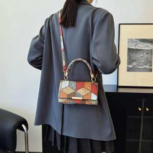 Кросбоді з еко-шкіри з геометричним малюнком Lilly P2-15119230R