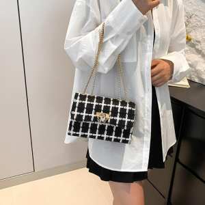 Твідова сумка на ланцюжку з клапаном Lilly P2-1401-1AW Твідова сумка на ланцюжку з клапаном Lilly P2-1401-1AW