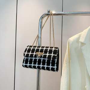 Твідова сумка на ланцюжку з клапаном Lilly P2-1401-1AW Твідова сумка на ланцюжку з клапаном Lilly P2-1401-1AW