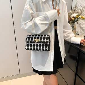 Твідова сумка на ланцюжку з клапаном Lilly P2-1401-1AW Твідова сумка на ланцюжку з клапаном Lilly P2-1401-1AW