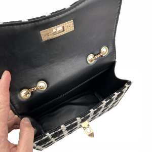 Твідова сумка на ланцюжку з клапаном Lilly P2-1401-1AW Твідова сумка на ланцюжку з клапаном Lilly P2-1401-1AW