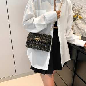 Твідова сумка на ланцюжку з клапаном Lilly P2-1401-1A Твідова сумка на ланцюжку з клапаном Lilly P2-1401-1A