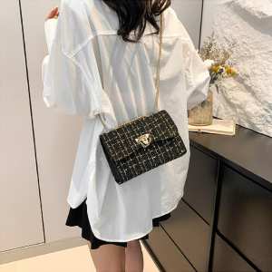 Твідова сумка на ланцюжку з клапаном Lilly P2-1401-1A Твідова сумка на ланцюжку з клапаном Lilly P2-1401-1A