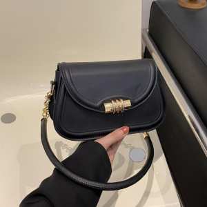 Сумочка через плече каркасна із клапаном Lilly P4-8420A Сумочка через плече каркасна із клапаном Lilly P4-8420A