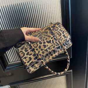 Кросбоді з клапаном з еко-шкіри Lilly P2-8208LG