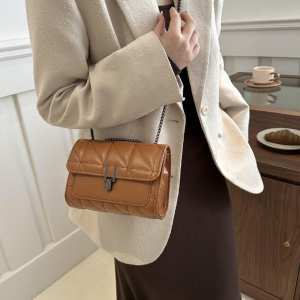 Кросбоді з клапаном на ланцюжку Lilly P4-6014C