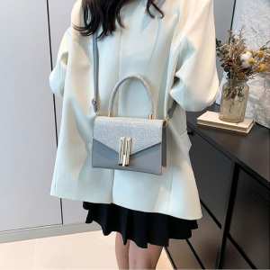 Жіноче кросбоді із золотистою фурнітурою Lilly P2-1701G