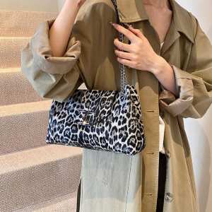 Женская стильная сумка из эко-кожи лео Lilly P1-1603LG