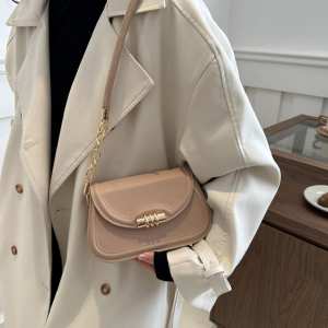 Сумочка через плече каркасна із клапаном Lilly P4-8420B Сумочка через плече каркасна із клапаном Lilly P4-8420B