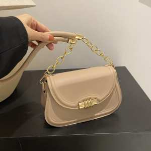 Сумочка через плече каркасна із клапаном Lilly P4-8420B Сумочка через плече каркасна із клапаном Lilly P4-8420B