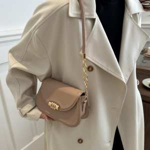 Сумочка через плече каркасна із клапаном Lilly P4-8420B Сумочка через плече каркасна із клапаном Lilly P4-8420B