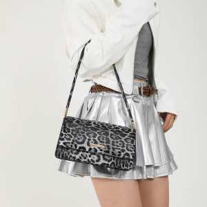 Кросбоді з клапаном з еко-шкіри Lilly P2-8208LG