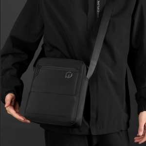 Вместительный повседневный мужской мессенджер Confident AT08-2131A