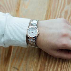 Годинник Carnival White